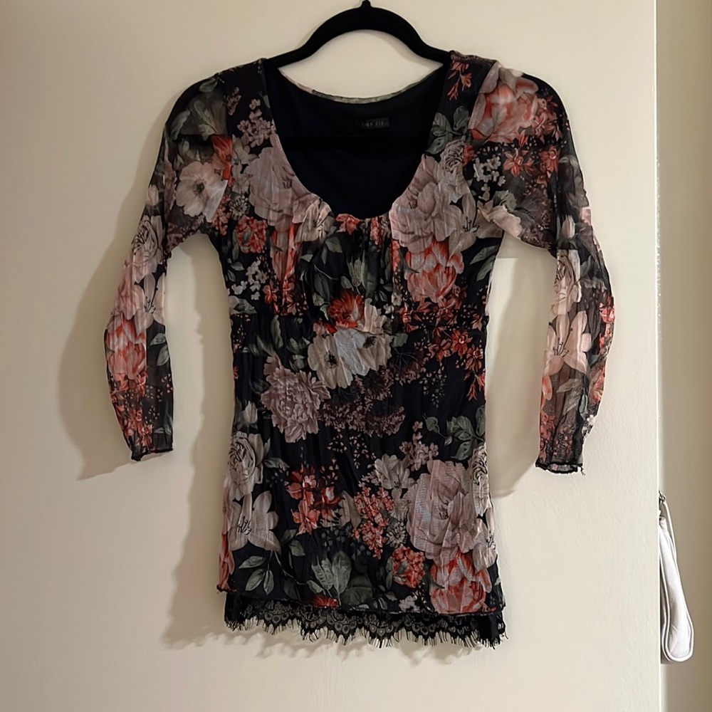 Nuna lie top- quarter sleeve with floral mesh overlay. New with no tag